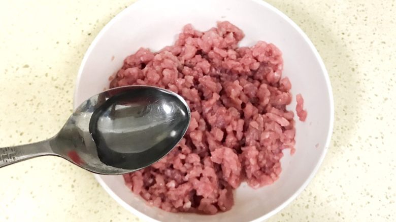 超级鲜美无敌肉丸靓汤,打水时,为了使肉糜能尽量多地吃水,不能一次性加入大量的水,需要一点点、慢慢加入,用勺子比较合适,加入一勺水,立即顺时针方向打圈搅拌,当搅拌不动时,再加入下一勺水