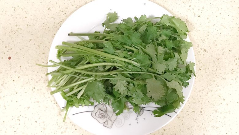 超级鲜美无敌肉丸靓汤,准备肉丸汤需要的材料:香菜洗干净