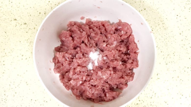 超级鲜美无敌肉丸靓汤,为了使肉糜尽量多吃水,中间可以分次加入少量的盐,盐可以让肉糜更加上劲、吃水