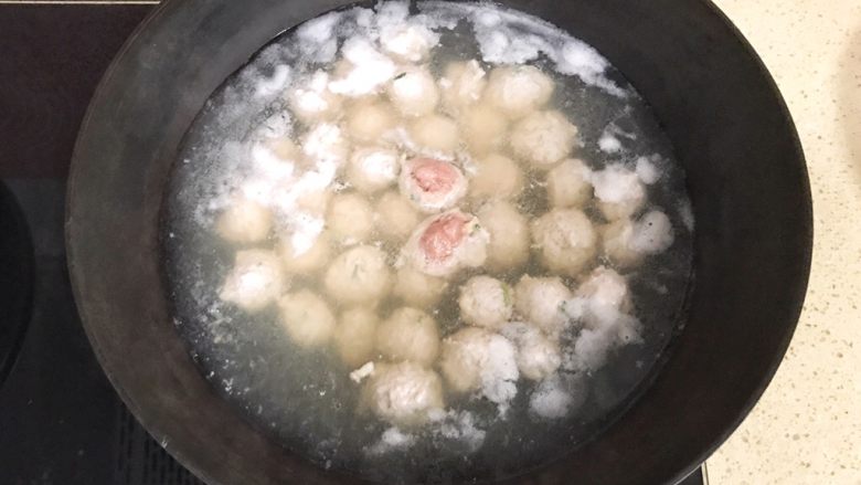 超级鲜美无敌肉丸靓汤,将所有的肉丸都挤出,投入锅中