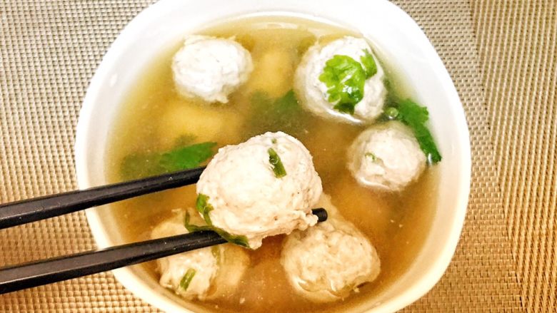 超级鲜美无敌肉丸靓汤,
细嫩、劲道、爽滑的肉丸,就是妈妈的味道
