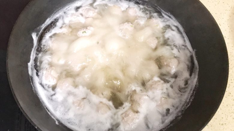 超级鲜美无敌肉丸靓汤,全部挤完后,可以开大火煮开锅,煮开后会有一些白色的泡沫,用勺子舀出来就好