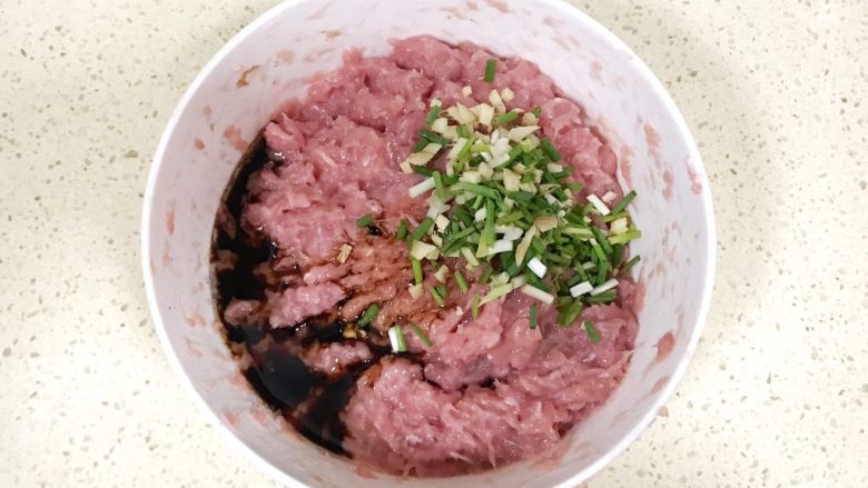 超级鲜美无敌肉丸靓汤,再继续加入葱姜和酱油,搅拌均匀