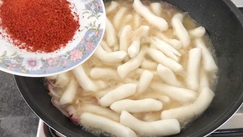 芝士辣烤年糕,再加入辣椒粉,