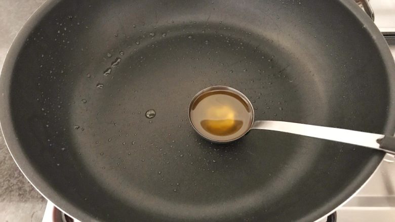 芝士辣烤年糕,接下来,开大火,加入1汤勺的橄榄油,
