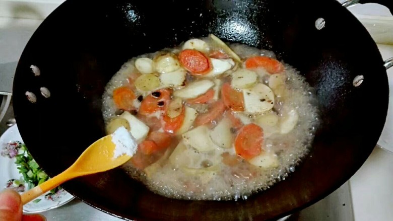 豉留香~豆豉茨菰烩肉片,放适量热水,少许盐