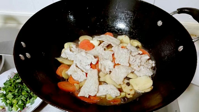 豉留香~豆豉茨菰烩肉片,放肉片,盖锅盖烧开,小火焖三分钟