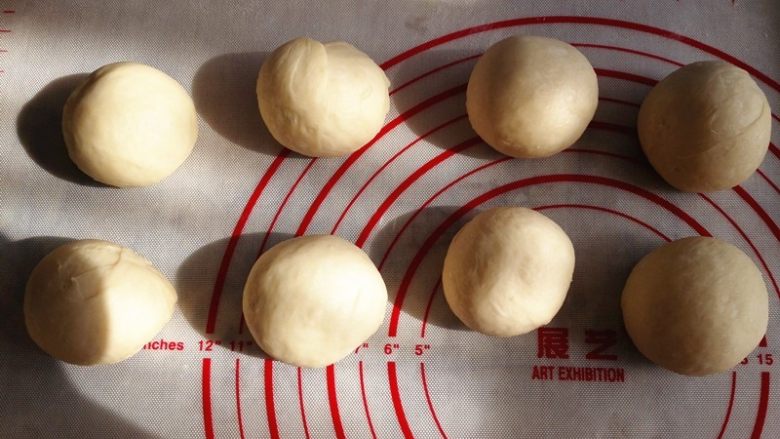 火腿香葱包,取出排气,分割成8份,滚圆松驰15分钟,