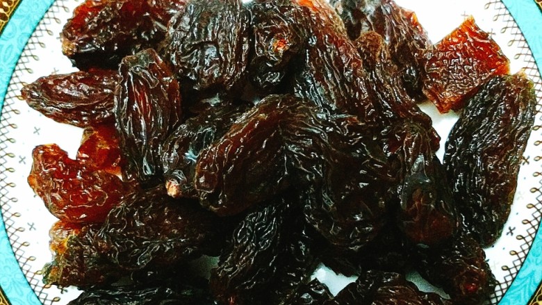 甑糕,<a style='color:red;display:inline-block;' href='/shicai/ 603'>葡萄干</a>洗好 如果是硬的个人认为泡一下软一点比较好 软的就洗好直接用吧(我选用的是这种大的因为之前别人送的想用掉 普通小颗绿色的也是OK的)
