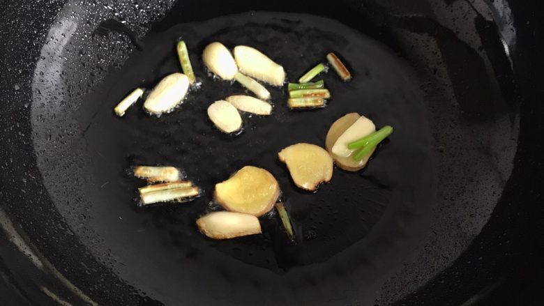 家常小炒肉丝,锅烧热放油,葱白姜蒜爆香
