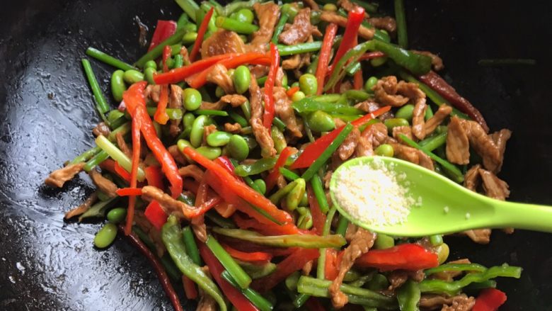家常小炒肉丝,放入青红椒丝;喜欢的亲可以加少许鸡精,不喜欢可以不加
