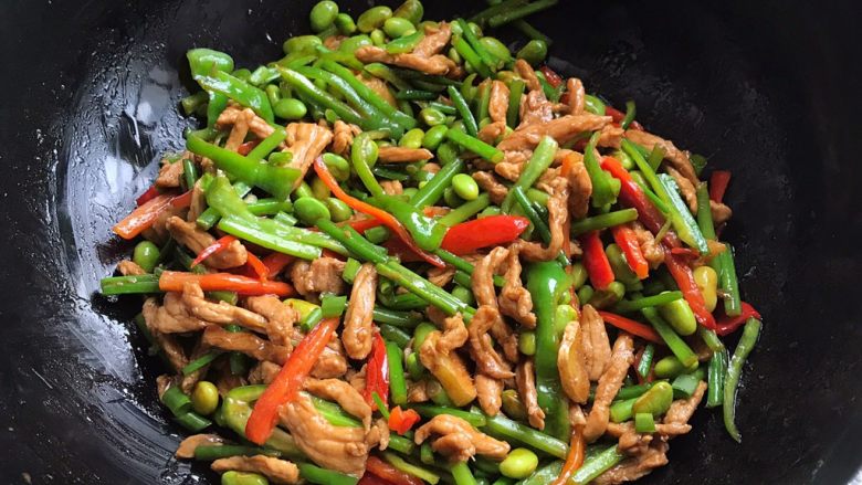 家常小炒肉丝,翻炒均匀即可,香喷喷的,来一碗米饭极好的
