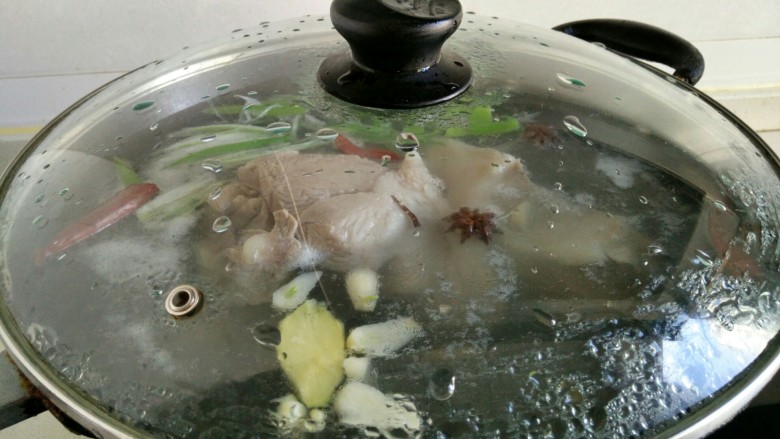 东北大骨炖酸菜,大火烧开,加盖改小火慢炖一个小时。