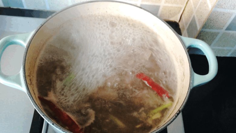 桂花香贴秋膘——番茄牛腩,然后转小火,炖半个小时。