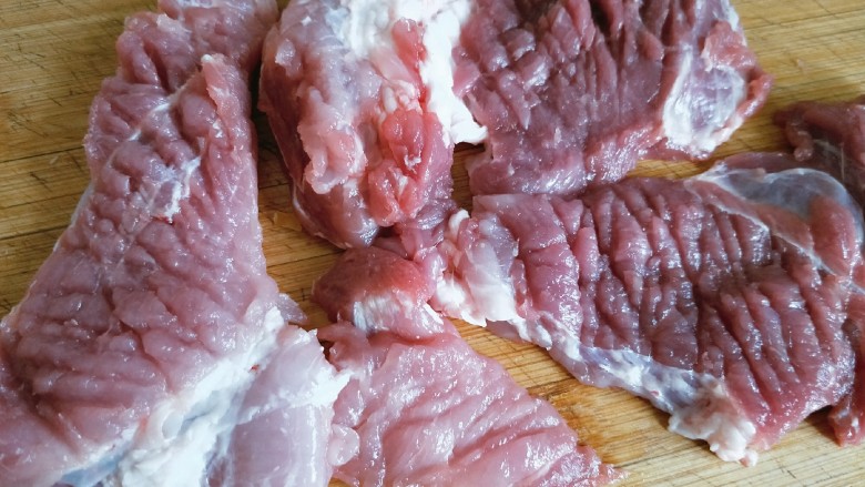 菠萝咕噜肉,肉用刀背拍松。
喜欢瘦肉的可以用里脊,喜欢肥一点的可以用五花,我买的瘦多肥少这种,感觉刚刚好。