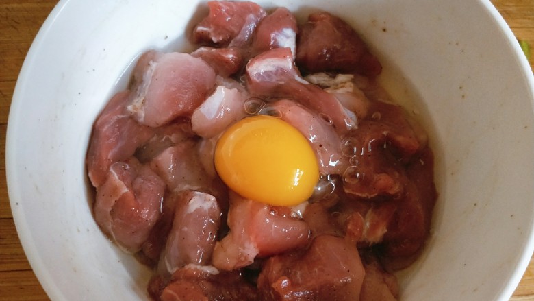 菠萝咕噜肉,腌渍好的肉中放入一个<a style='color:red;display:inline-block;' href='/shicai/ 9'>鸡蛋</a>,搅拌均匀备用。