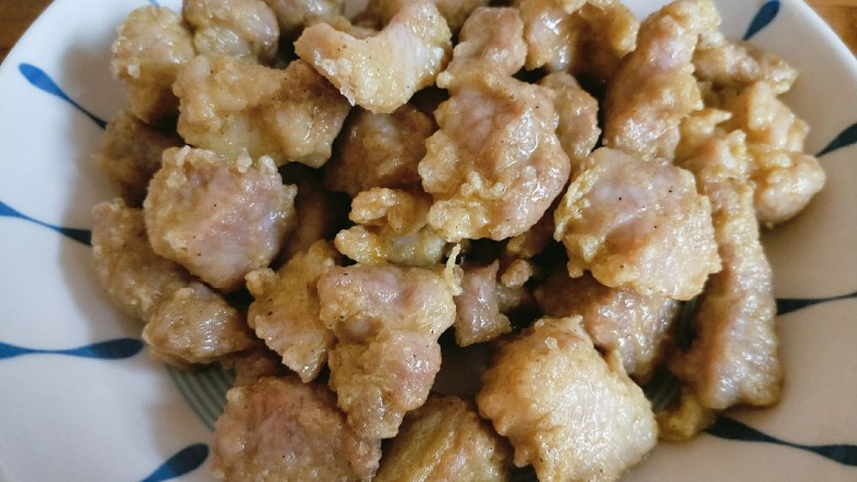菠萝咕噜肉,炸至表面微微变黄,捞出晾凉。