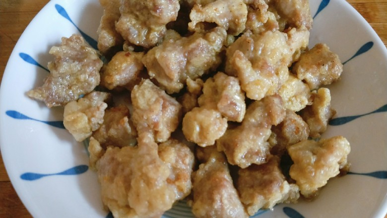 菠萝咕噜肉,再次把油烧热,肉块放入油中复炸20秒左右,炸至表面金黄,捞出备用。