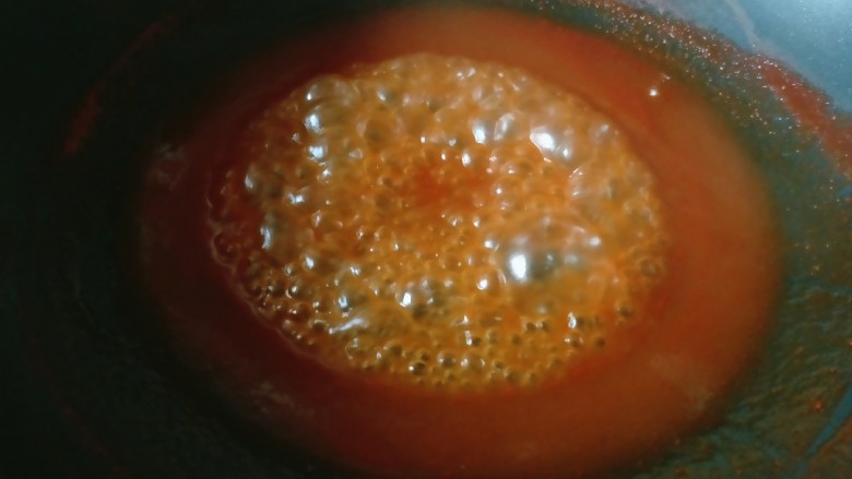菠萝咕噜肉,锅中放入<a style='color:red;display:inline-block;' href='/shicai/ 699'>番茄酱</a>,加少许清水,小火加热至浓稠。