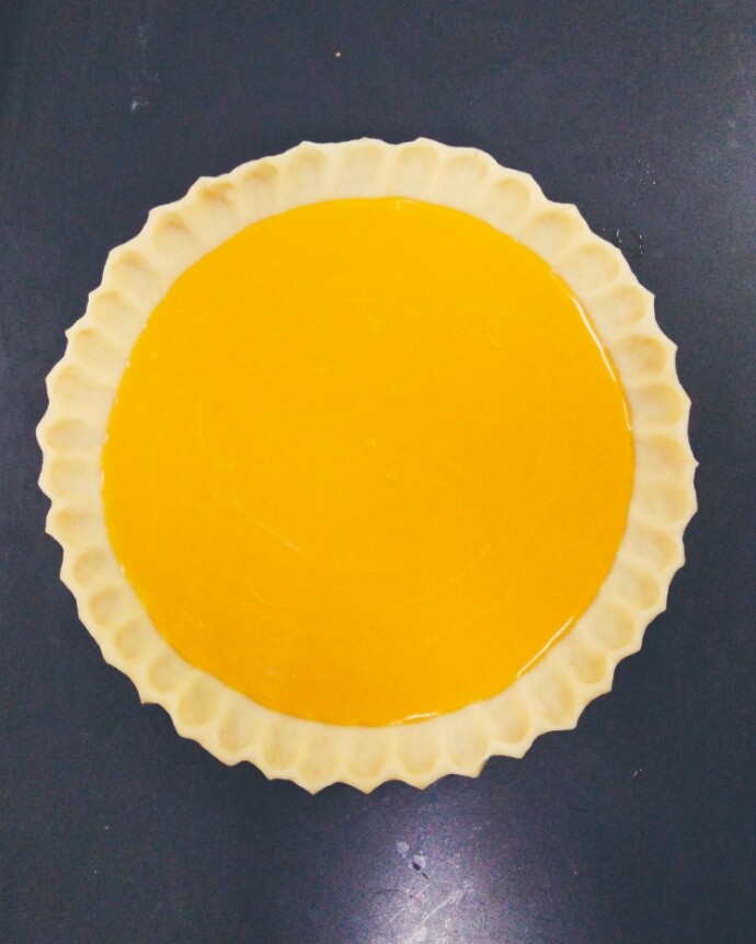 南瓜🎃小派)
《pumpkin pie》
2017.9.27,360℃光滑无死角👎👍👊💪
记住,派皮剩下的面团
可以做小饼干吃哦!
很好吃的😍