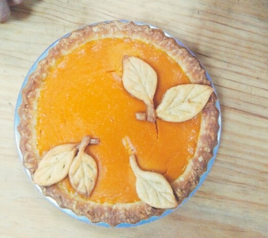南瓜🎃小派)
《pumpkin pie》
2017.9.27,出炉啦😊南瓜派馅心酸酸甜甜,
派皮脆脆爽口,
嗯,
家里约一个吧😊