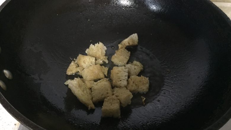 上海烤麸,锅中倒入适量油,放入烤麸小火炸成金黄色捞出。