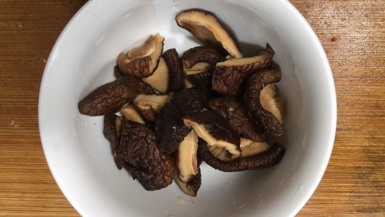 上海烤麸,泡发好的香菇挤干水分,去蒂切小段。