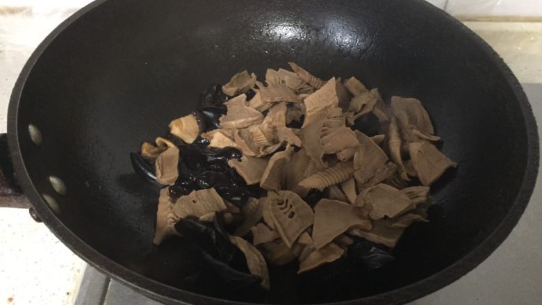上海烤麸,放入黑木耳,笋干。