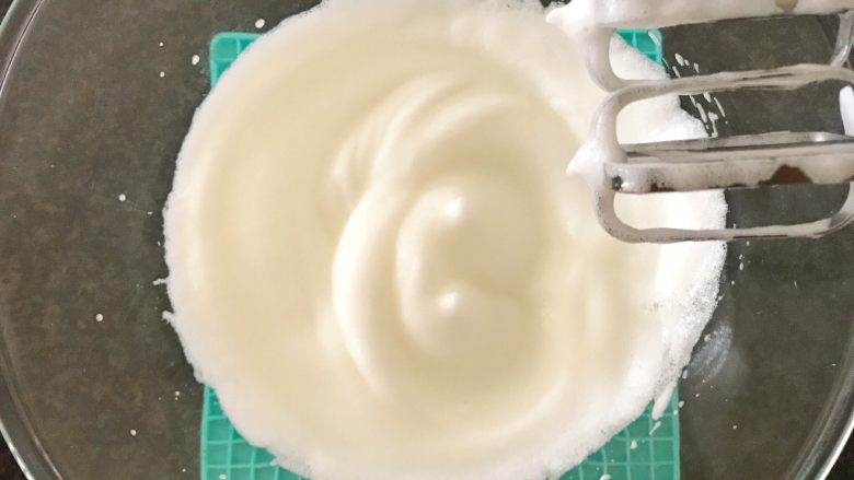 三文鱼奶酪菠菜蛋卷,用低速1档,将蛋清打发至小弯勾如图👆,