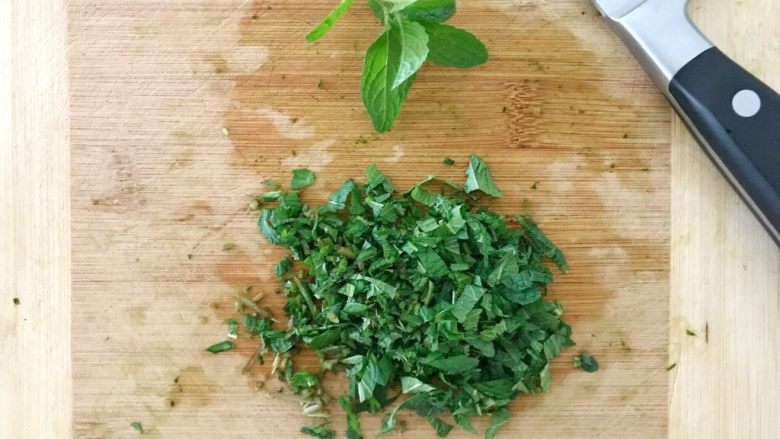 三文鱼奶酪菠菜蛋卷,再切碎洗净的新鲜罗勒,