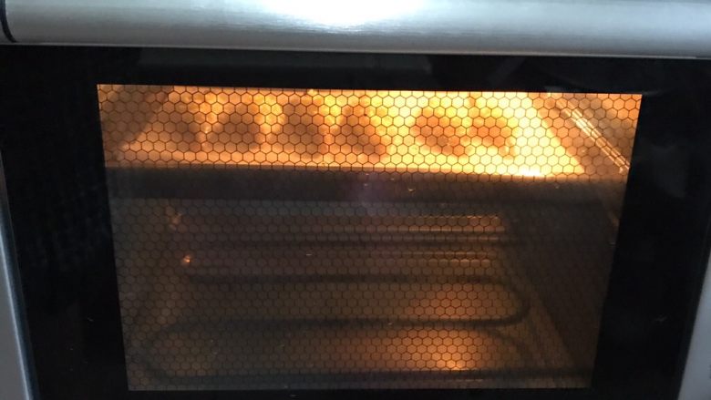 芝士焗大虾,烤箱提前175度上下火预热3-5分钟、预热完毕放入食材,10分钟左右即可