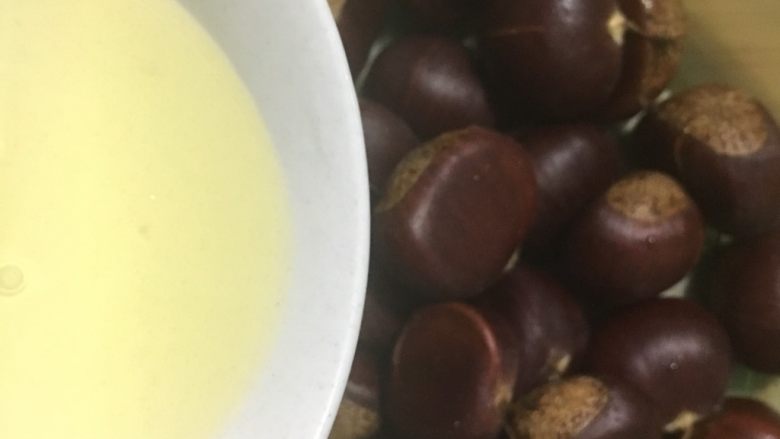 高压锅蒸板栗,用一个大碗放入板栗,加入食用油。