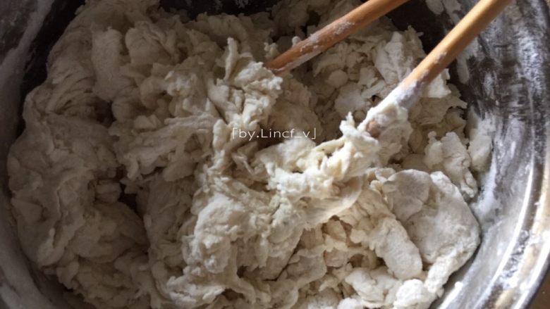#辣味#香辣手撕千层葱油饼,加入清水,一边加一边搅拌,成絮条状