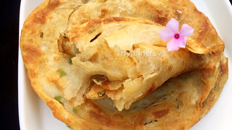 #辣味#香辣手撕千层葱油饼,控油起锅后即可食用。看看这一丝丝的层次,入口既有香葱的香味,又有辣椒油的辣味,真是香辣可口~~