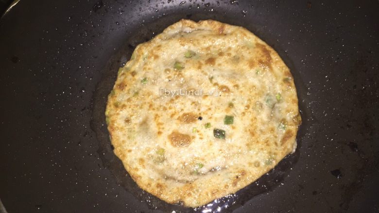 #辣味#香辣手撕千层葱油饼,接着煎锅放少许油加热,中小火,放入擀好的面饼煎至饼皮浮泡,两面金黄即可