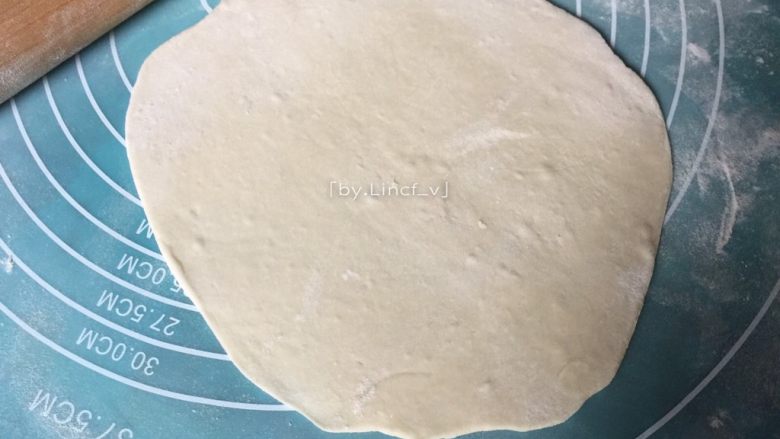 #辣味#香辣手撕千层葱油饼,在小面团上洒上少许面粉防粘,用擀面杖将其擀平