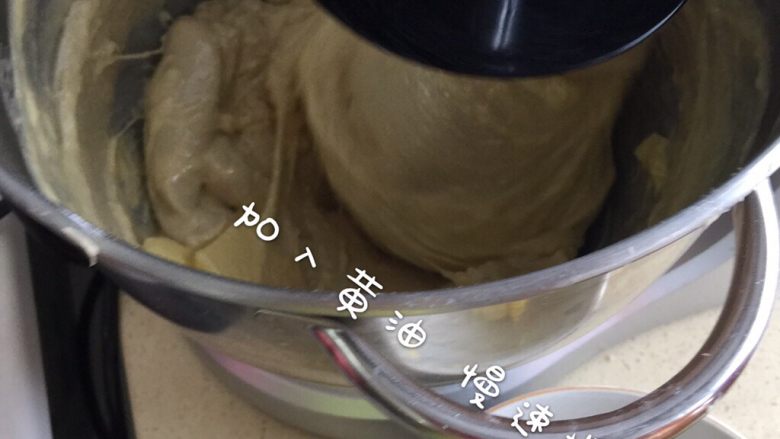 健康手工吐司面包,除了黄油以外的材料放入厨师机打匀(约10分钟)所有材料放入后先慢速再中速!