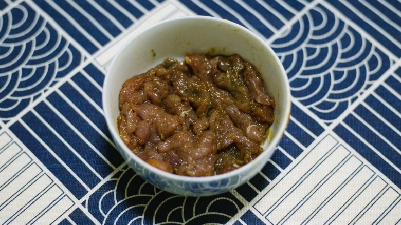 石锅拌饭,接下去就是腌制里脊肉...里脊肉丝里,加入黑胡椒,麻辣鲜粉,耗油和少许生抽,大约腌制15-20分钟左右,里面不加盐,因为上面调料里面本身就有盐成分