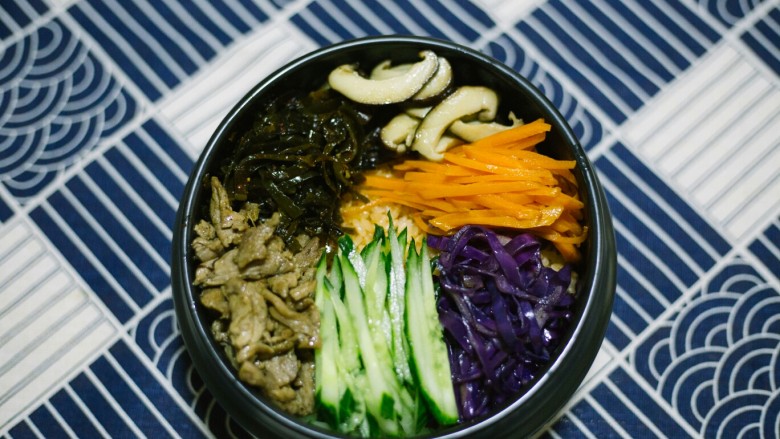 石锅拌饭,这时的石锅,满满的充满的拌饭的味道,非常香,而且,石锅放保温功能很强,尤其搭配锅底那层油,可谓是,层层发香,道道有味!