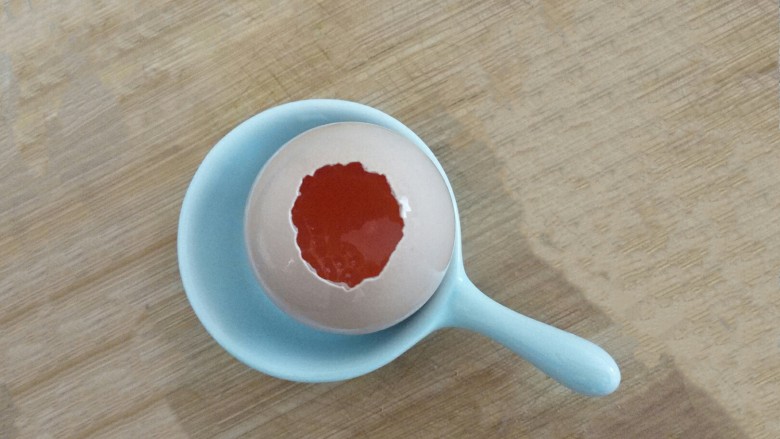 糯米蛋,把蛋清倒出来,蛋黄保留在蛋壳里。蛋清倒完,把口弄的稍微大一些,方便放糯米馅