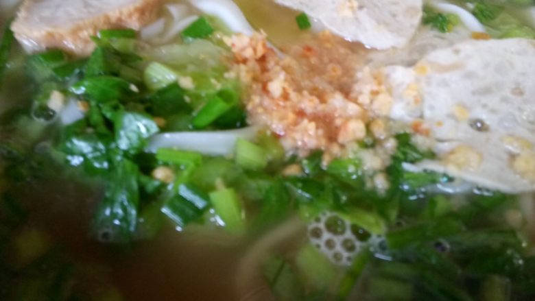 一碗汤 家乡粿条汤,把粿条汤倒进大碗里,撒上葱花芹菜碎和香蒜.