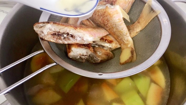 木瓜瘦肉鱼汤,再把熬好的鱼汤过滤后加入锅中