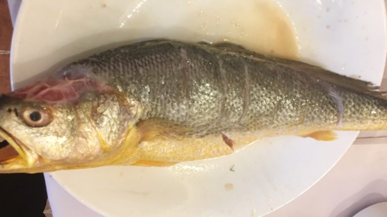 炸溜黄鱼
,将黄鱼去鳞、鳃,在肛门处割一小口,从鳃处拉出内脏,洗净,在距离鳃的3公分处开始用牡丹花刀式把两侧切开(切下去,滑进来),在鱼身上放少许盐、鸡精、味精和酒,均匀涂抹3-5分钟