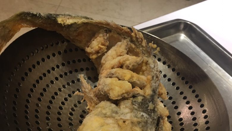 炸溜黄鱼
,捞起在盘中时,另起一锅置火上烧热,放入少许油(可从刚炸锅中捞),放入葱末、姜末、蒜末稍炒
