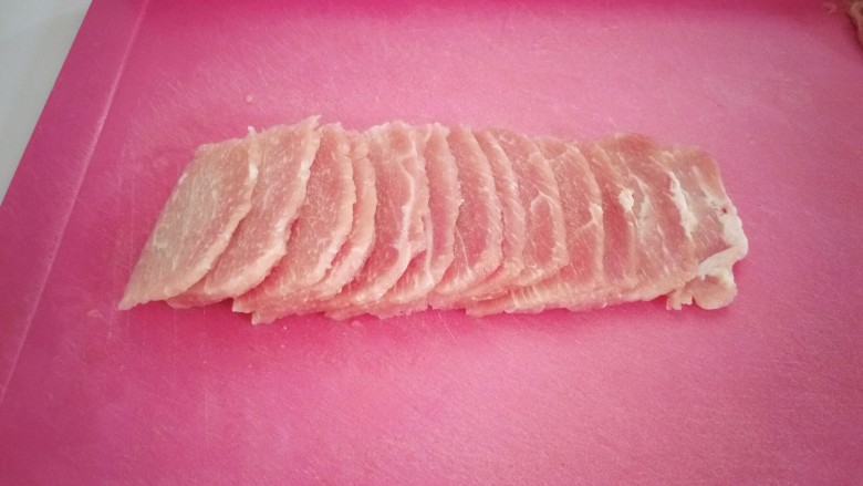 鱼香肉丝,先切成薄片。