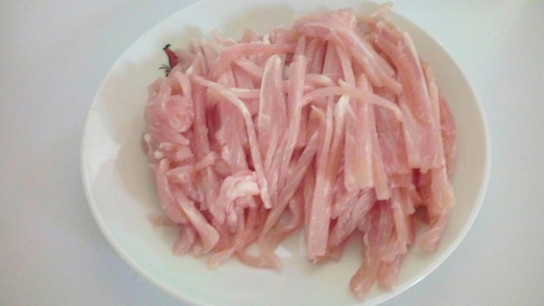 鱼香肉丝,装盘在解冻软。