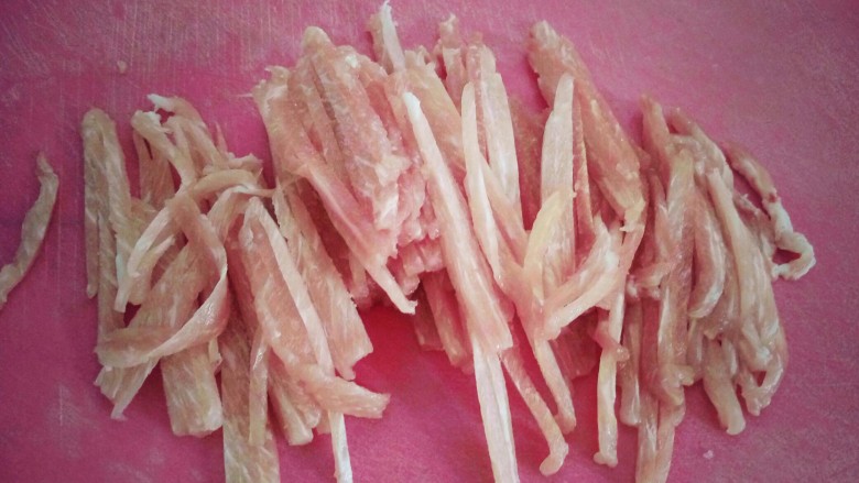 鱼香肉丝,在切成细丝。
