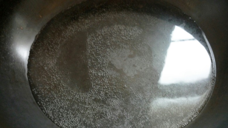 鱼香肉丝,开火烧开水小白菜用开水焯一下捞出放盆。