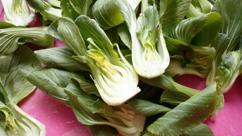 鱼香肉丝,小油菜洗干净切成两瓣。