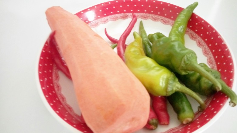 鱼香肉丝,<a style='color:red;display:inline-block;' href='/shicai/ 25'>胡萝卜</a>辣椒洗干净切丝。